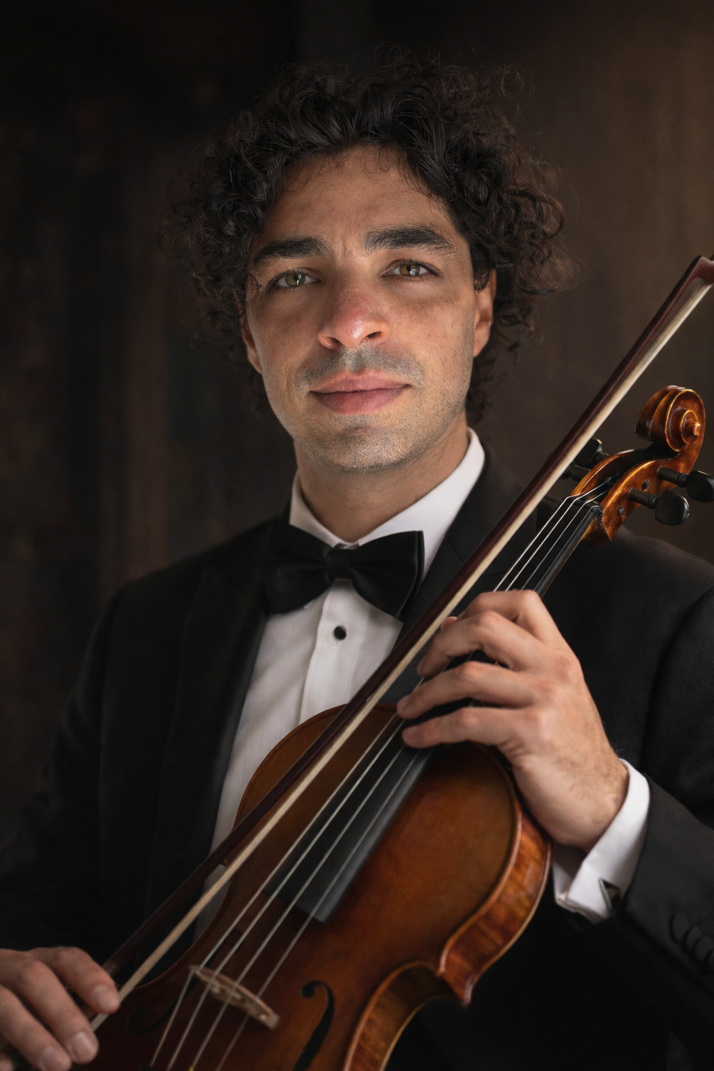 Matheus Sacramento com violino/viola